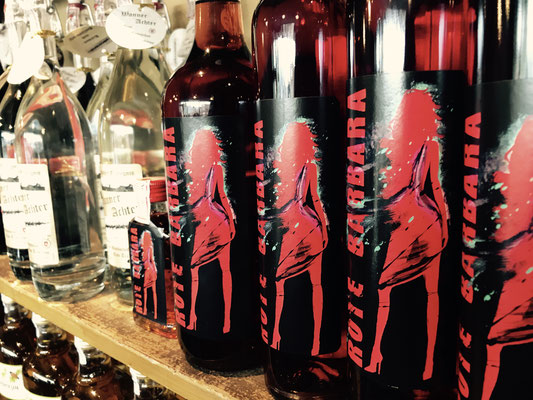 Rote Barbara Likör 0,5l Fl. nebeneinander im Regal