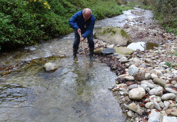 Christoph Kipfer am Goldwaschen