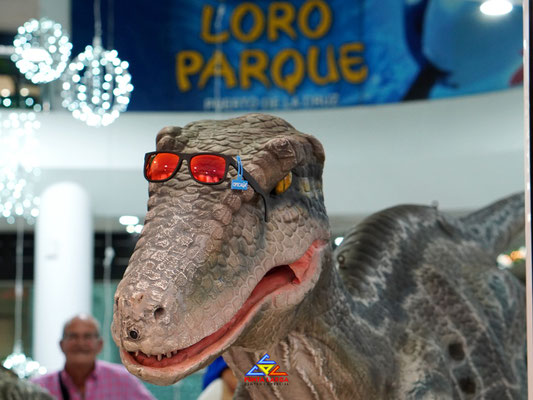 Visita de un dinosaurio al Centro Comercial Punta Larga - Opticalia Azul