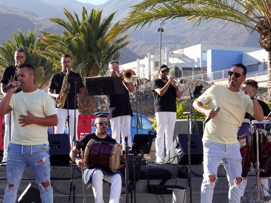 Orquesta Revelación actuando en la plaza del Centro Comercial Punta Larga