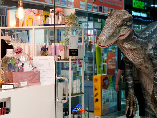 Visita de un dinosaurio al Centro Comercial Punta Larga - María Denche Estilistas