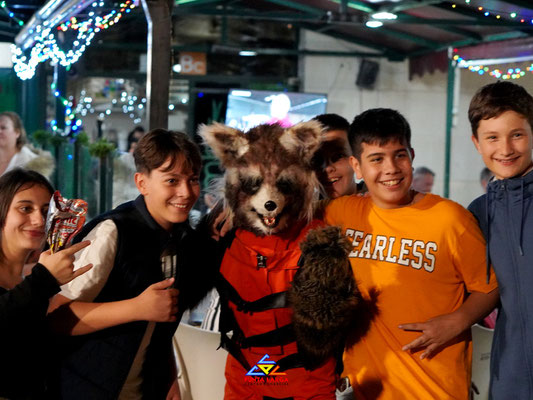 Pasacalle musical con personajes de fantasía en el Centro Comercial Punta Larga