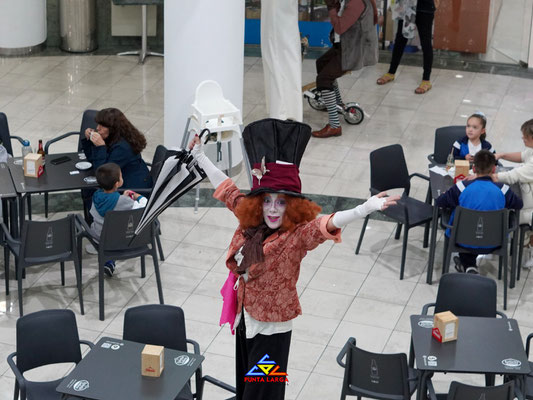 Pasacalle musical con personajes de fantasía en el Centro Comercial Punta Larga