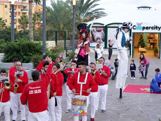 Actuación musical de Fanfarria Los Silos en el Centro Comercial Punta Larga