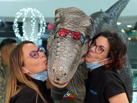 Visita de un dinosaurio al Centro Comercial Punta Larga - Opticalia Azul