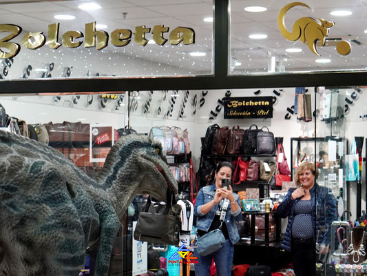 Visita de un dinosaurio al Centro Comercial Punta Larga - Bolchetta