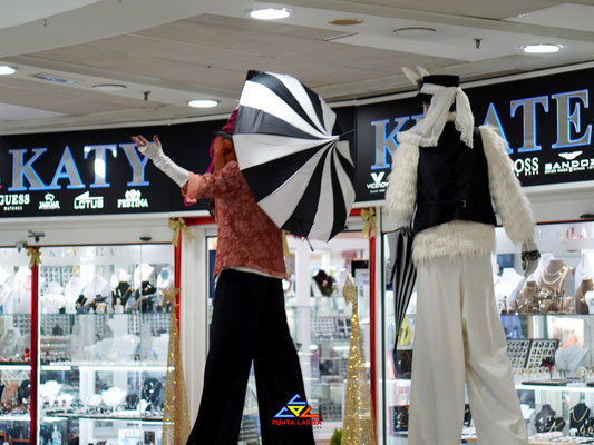 Pasacalle musical con personajes de fantasía en el Centro Comercial Punta Larga