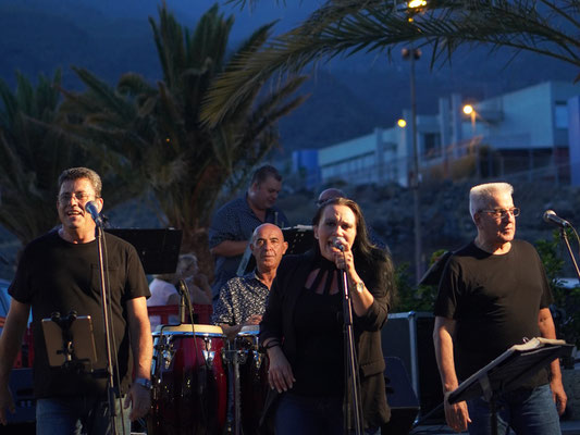 Orquesta Columbia actuando en la plaza del Centro Comercial Punta Larga