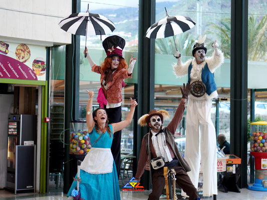 Pasacalle musical con personajes de fantasía en el Centro Comercial Punta Larga