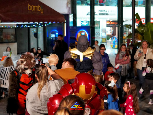 Pasacalle musical con personajes de fantasía en el Centro Comercial Punta Larga