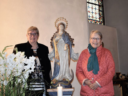 Fürs Foto vertrat die Muttergottes-Statue Maria Greitemann stellvertretend. Sie konnte nicht teilnehmen. (rechts Lisa Lehmann)