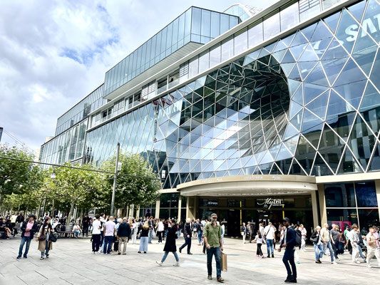 Fassade eines Einkaufszentrums auf der Zeil. Ein besonderer Hingucker: Ein Fluss aus Glas 