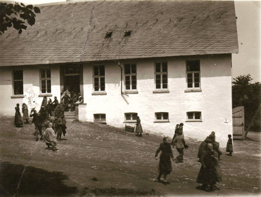 Foto um 1930: Die alte 1869 gebaute Volksschule wurde bis 1938 genutzt, war bis 1944 Kindergarten, 1949 umgebaut zum Wohnhaus, aber 1978 abgebrochen