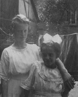 Großmutter Theresia Flock mit der Tochter der Modistin in Soest