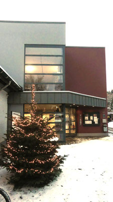 Den Haupteingang des Museums schmückt wieder ein schöner Tannenbaum