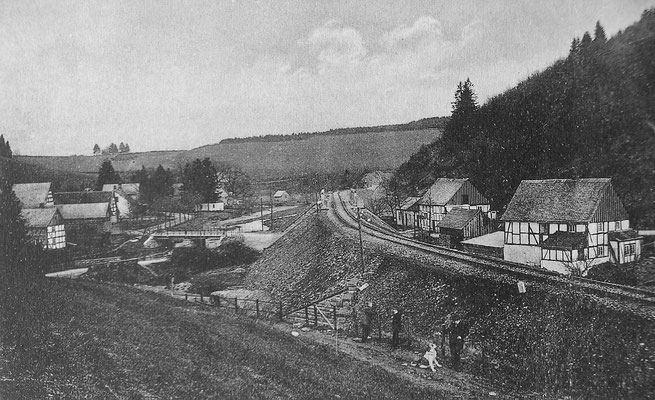 Frielinghausen nach 1911: Das Dorf wurde vom Bau der Bahnstrecke Wenholthausen-Fredeburg tangiert.