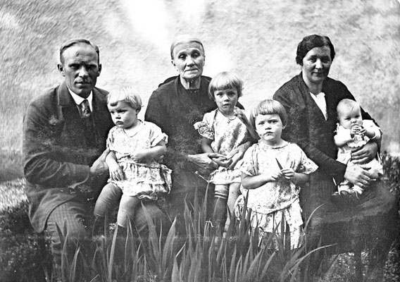 Großmutter ist immer dabei. Die Familie Franz u. Franziska Klöpper mit ihren  vier Töchtern Agnes, Marianne, Elisabeth und Elfriede im Jahr 1930. Im  Dezember sollte ein Junge geboren werden. Er starb am Heiligen Abend.