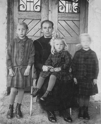 Sie ertrugen ein schweres Los: Anna Deimel mit den Töchtern Cäcilia, Maria und Anna, um 1930