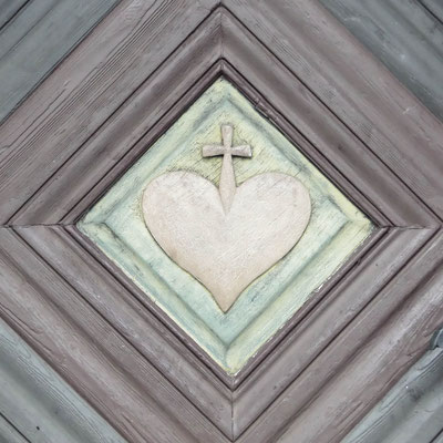 Schnitzerei im Türblatt der Kapelle (C) Thomas Haas