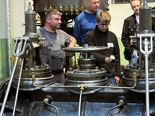 Die Techniker scheinen zufrieden zu sein. 