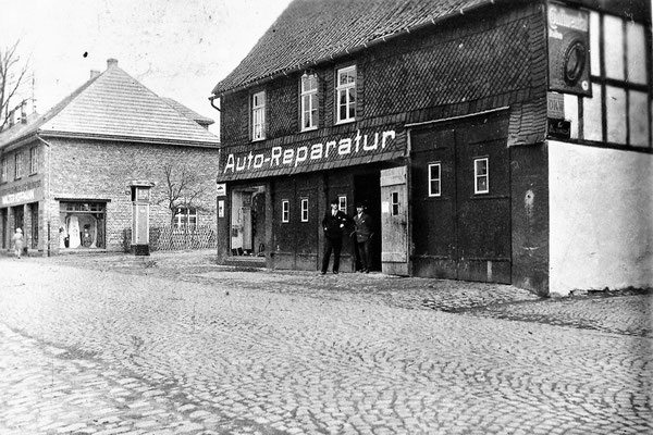 Unmittelbar an der Hauptstraße wurde die erste Tanksäule errichtet