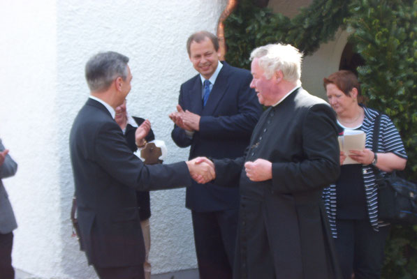 Pfarrer Wolfgang Brieden überreicht ein Geschenk der Kirchengemeinde