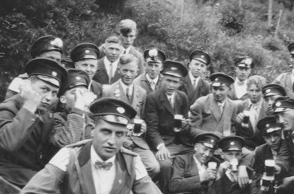 Gesellig: Josef beim Schützenfest um 1935