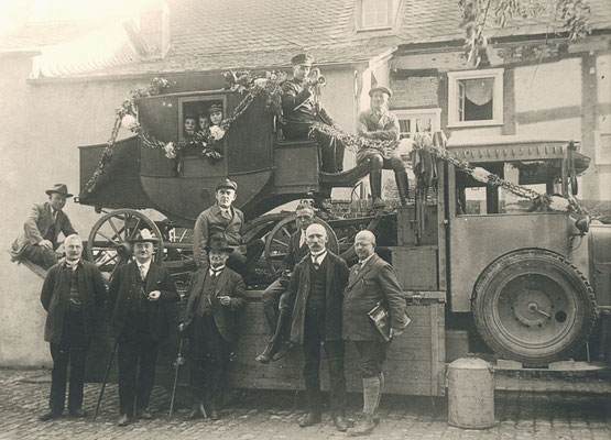 Die letzte Postkutsche im Bezirk der OPD Dortmund steht auf dem Hof des Postamtes in Meschede, Steinstraße, zum Abtransport bereit: 24.09.1926