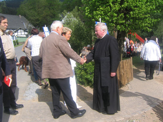 Pastor Helmsorig bei der Begrüßung von Bürgermeister Reihold Weber und seiner Gattin