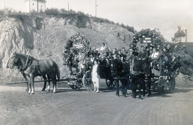Umzug zum Erntedankfest 1935: Die Sallinghauser Festwagen machen Halt und warten in der "Steinkuhle" in Niedereslohe auf weitere Teilnehmer