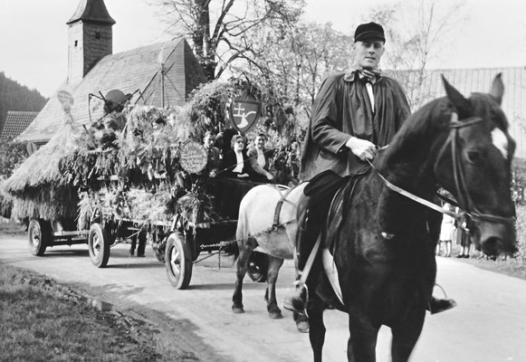 Reiter begleiten den Zug mit ihren Pferden, im Vordergrund Rudi Mathweis aus Sallinghausen