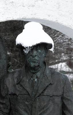 Das Denkmal von Eberhard König: Geduldig erträgt dieser Eis und Schnee