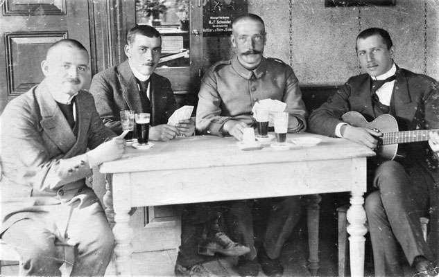 Bernhard Raesfeld beim Kartenspiel mit Bekannten in der Gaststätte, Postkarte Juli 1915