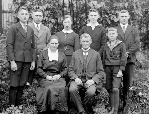 Familienfoto im Garten, um 1935:  (v.l.) Otto, Josef, Maria, Alfons, Alfred, Wilhelm