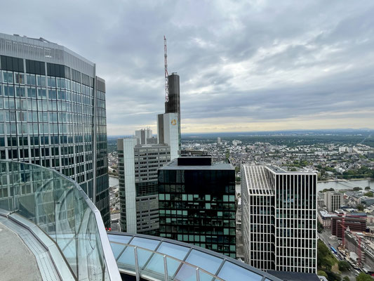 Blick vom Main Tower auf den Commerzbank Tower, das höchste Gebäude der Stadt