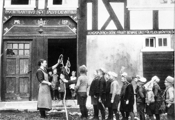 In Reih und Glied beim Fastnachtssingen. Die Kinder werden auch an diesem Haus mit einer leckeren Wurst belohnt. 