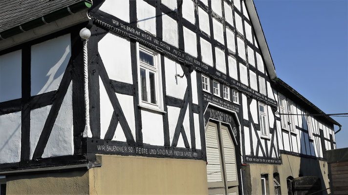 Typisch westfälisch! Das Fachwerk mit Inschriften am Wohnhaus. Links ist der „Geckpfahl“  erkennbar. (wfoto 2022)