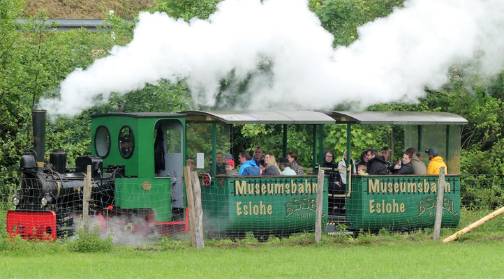 Die "Krauss"- Schmalspur-Dampflok aus dem Jahre 1898 ihrem Element. 