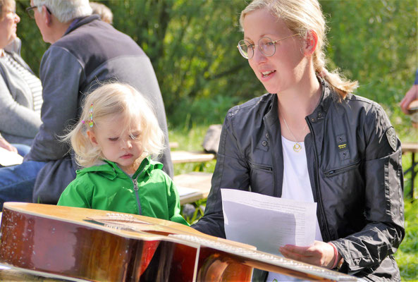 Fasziniert von dem Instrument ist die Kleine
