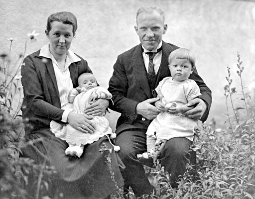 1927: Ehepaar Franz u. Franziska Klöpper mit den Töchtern  Agnes und Marianne