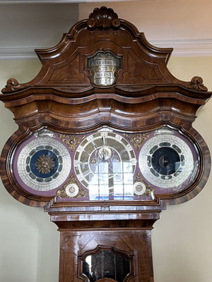 Die astronomische Uhr aus dem Jahr 1746 im Vorsaal ist ein einzigartiges Zeugnis aus Goethes Jugendzeit. 