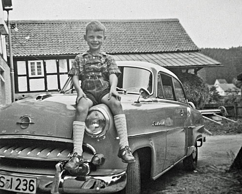 Im Alter von fünf Jahren auf unserem Opel Record, grauer Lack mit roten Ledersitzen