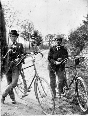 Clemens (rechts) auf Tour mit seinem luftbereiften Vehikel