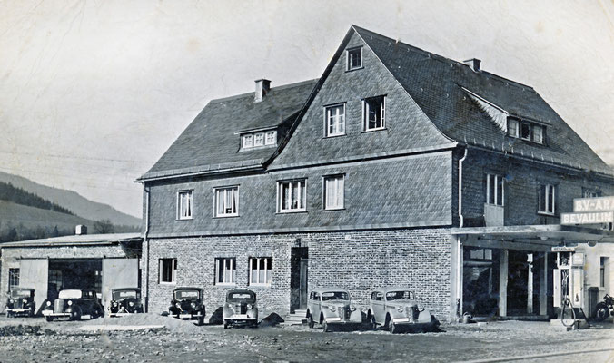 1938: Das Dach und die obere Außenfassade wurde verschiefert. Der Putz fehlt noch. 