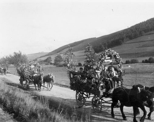 Auf zum Erntedanktag nach Niedersalwey. Dort wartet ein großes Festzelt auf die Teilnehmer des Festzuges.
