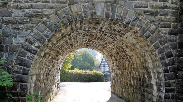 Das um 1910 erbaute Viadukt teilt das Dorf.
