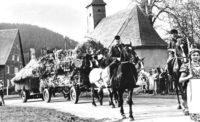 Beim Festzug 1957: Die Teilnehmer aus Sallinghausen an der Niederesloher St. Isidor-Kapelle. Im Hintergrund: "Klein Wilhelm mit seiner Mama"