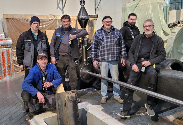 Sie haben sich ihr Bier verdient: Das Werkstattteam hat gute Arbeit geleistet.