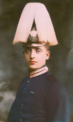 Albert Quinkert in Paradeuniform, blau mit weißem Helmbusch der Garde