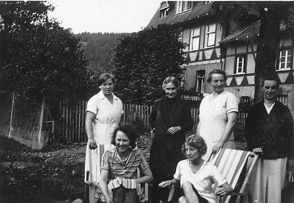1933: Mitte stehend die Mutter Josefina Engelhard mit Tochter Josefa Altbrod, links steh.: die fleißige Hilfe Maria aus Lenhausen
